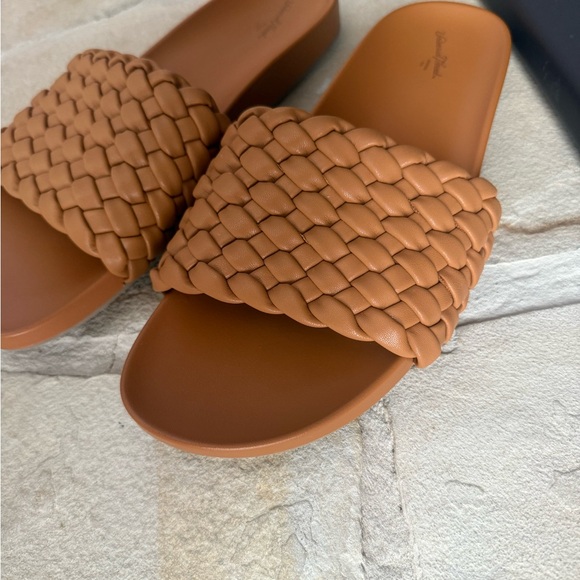 Universal Thread Tan Woven Slide Sandals - Picture 5 of 8
